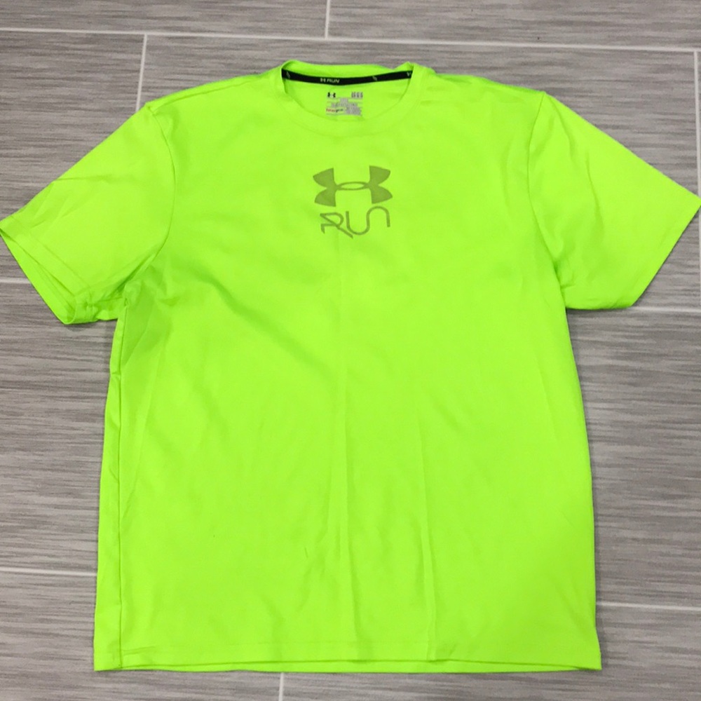 Underarm fitted heat gear short sleeve shirt.